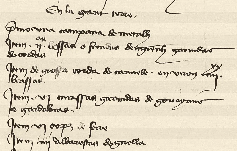 Début de la rubrique « En la grant torre » : cloche, poches de fronde d'engin, corde de chanvre, cuirasses, arbalètes à treuil