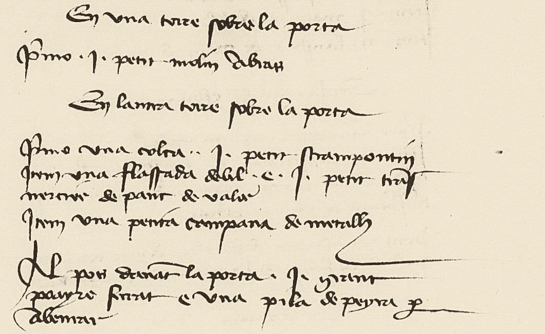 Rubriques des deux tours sur la porte, puis la ligne « Al pos davant la porta j grant poayre ferrat e una pila de peyra per abeurar »